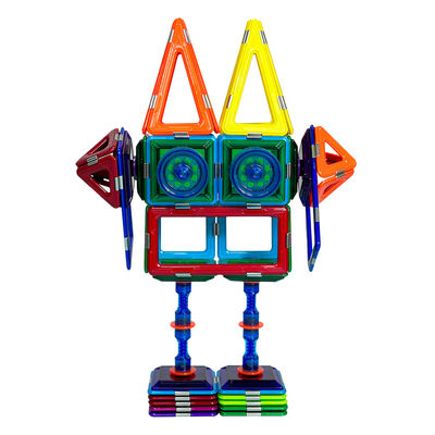 Trẻ em sáng tạo khối từ robot gạch rỗng từ đồ chơi
